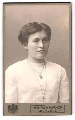 Fotografie Heinrich Körner, Schleiz, Post-Str. 3, Portrait Dame im weissen Kleid mit Halskette