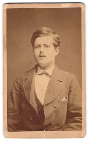Fotografie Chr. Beitz, Arnstadt, Portrait Mann im grauen Anzug mit Fliege und Seitenscheitel