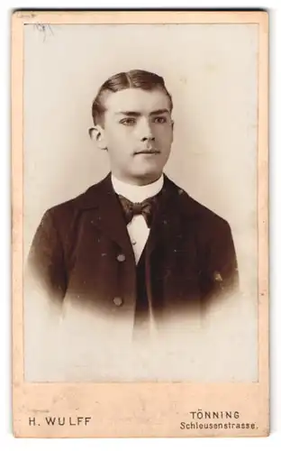 Fotografie H. Wulff, Tönning, Schleussenstr., Portrait junger Mann im Anzug mit Fliege und gestylten Haaren