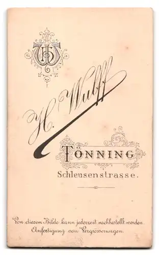 Fotografie H. Wulff, Tönning, Schleussenstr., Portrait junger Mann im Anzug mit Fliege und gestylten Haaren