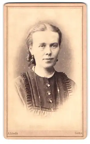 Fotografie A. Linde, Gotha, August-Str. 3, Portrait Dame im Biedermeierkleid mit Halskette und Ohrringen