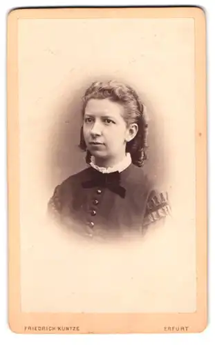 Fotografie Friedrich Kuntze, Erfurt, Anger 51, Portrait Frau im Kleid mit Schleife und Locken