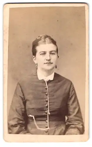 Fotografie Gustav Schroeder, Mittweida, Rochlitzer Str. 163, Portrait Dame im Kleid mit Halskette
