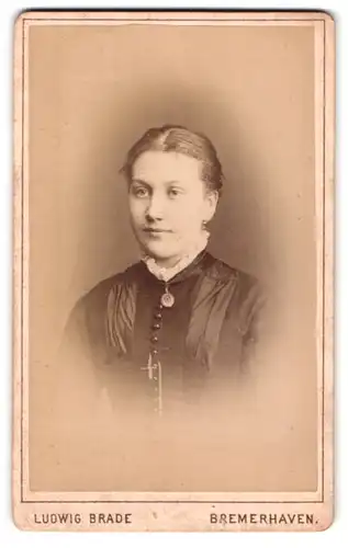 Fotografie Ludwig Brade, Bremerhaven, Fährstr. 5, Portrait Dame im Biedermeierkleid mit Brosche