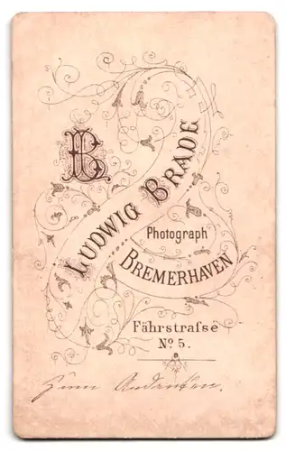 Fotografie Ludwig Brade, Bremerhaven, Fährstr. 5, Portrait Dame im Biedermeierkleid mit Brosche