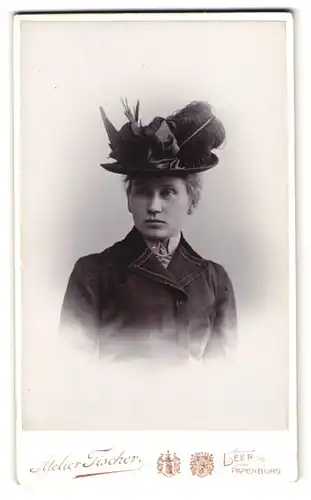 Fotografie Atelier Fischer, Leer i. O., Portrait Dame im schwarzen Kleid mit pompösen Hut