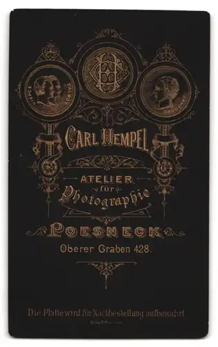 Fotografie Carl Hempel, Poesneck, Oberer Graben 428, Portrait Frau im Biedermeierkleid mit Schleifenbesatz