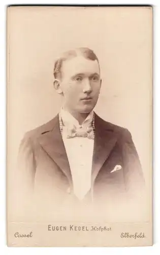 Fotografie Eugen Kegel, Cassel, Gr. Rosenstr. 5, Portrait junger Mann im Anzug mit karierter Fliege