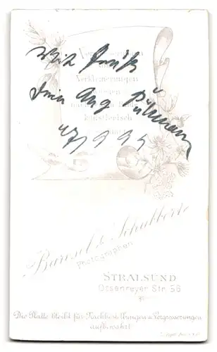 Fotografie Baresel & Schubbert, Stralsund, Ossenreyer-Str. 56, Portrait Aug. Pützmann im Anzug mit Kaiser Wilhelm Bart