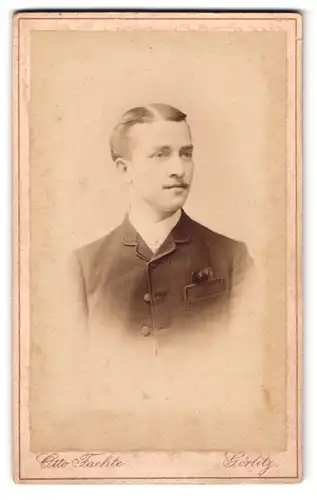 Fotografie Otto Faehte, Görlitz, Grüner Graben 29, Portrait junger Mann im karierten Anzug mit Seitenscheitel