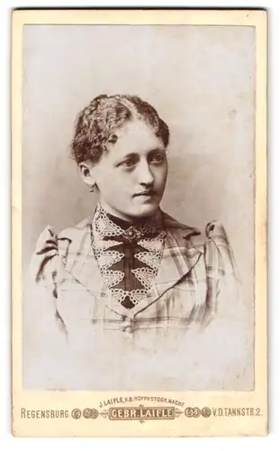 Fotografie Gebr. Laifle, Regensburg, Von der Tannstrasse 2, Portrait junge Dame mit Kragenbrosche