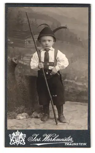 Fotografie Jos. Werkmeister, Traunstein, Ludwigstrasse 14, Portrait kleiner Junge in Trachtenhose mit Stock