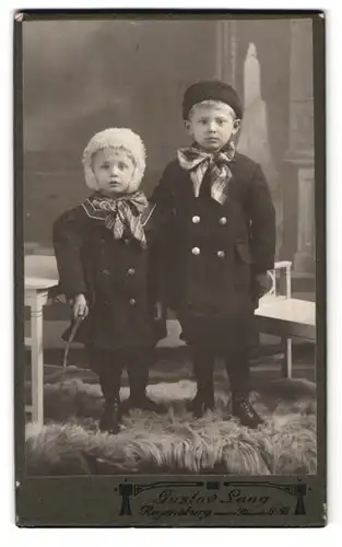 Fotografie Gustav Lang, Regensburg, Weisse Lilienstrasse G. 93, Portrait zwei kleine Jungen in modischer Kleidung