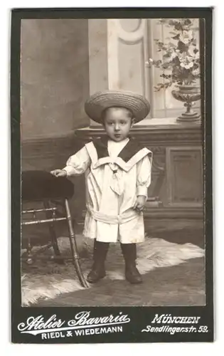 Fotografie Riedl & Wiedemann, München, Sendlingerstrasse 59, Portrait kleines Kind in modischer Kleidung