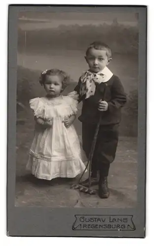 Fotografie Gustav Lang, Regensburg, Weisse Lilienstrasse G. 93, Portrait Kinderpaar in hübscher Kleidung