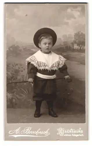 Fotografie A. Brockesch, Regensburg, Portrait kleiner Junge im Matrosenanzug