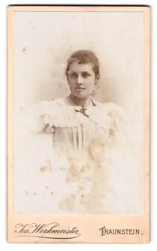 Fotografie Jos. Werkmeister, Traunstein, Ludwigstrasse 168, Portrait junge Dame mit zurückgebundenem Haar