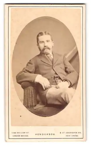 Fotografie Henderson, London, 49, King William Street, Portrait modisch gekleideter Herr mit Schnauzbart