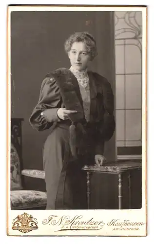 Fotografie J. N. Kreutzer, Kaufbeuren, Portrait junge Dame im modischen Kleid mit Pelz