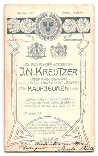 Fotografie J. N. Kreutzer, Kaufbeuren, Portrait junge Dame im modischen Kleid mit Pelz