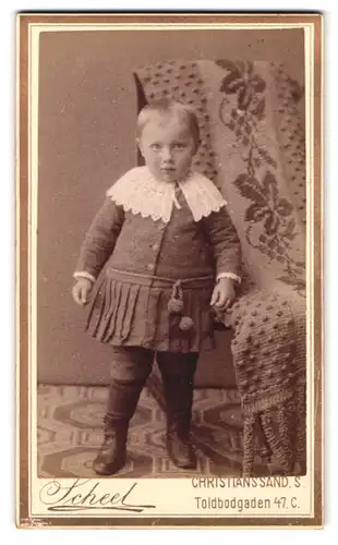 Fotografie Friedrich Scheel, Christianssand, Toldbodgaden 47 c, Portrait kleiner Junge in hübscher Kleidung