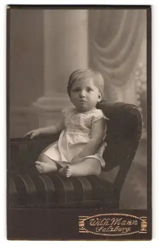 Fotografie Wilhelm Mann, Salzburg, Portrait süsses Kleinkind im weissen Hemd