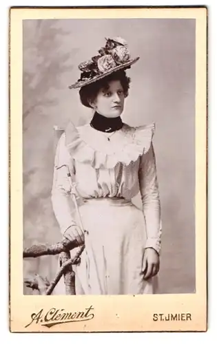 Fotografie A. Clément, St. Imier, Rue des Marronniers 49, Portrait junge Dame in hübscher Kleidung