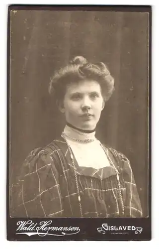 Fotografie Wald. Hermanson, Gislaved, Portrait junge Dame mit hochgestecktem Haar