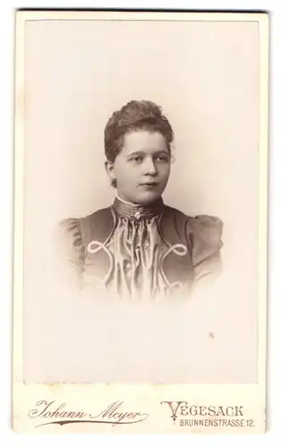 Fotografie Johann Meyer, Vegesack, Brunnenstrasse 12, Portrait junge Dame in zeitgenössischer Kleidung