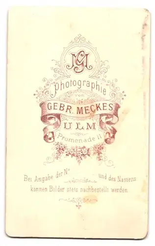 Fotografie Gebr. Meckes, Ulm, Promenade 11, Portrait älterer Herr in modischer Kleidung