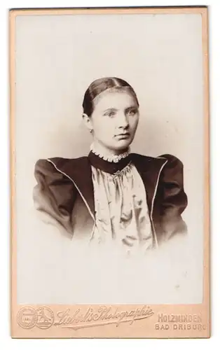 Fotografie Liebert, Holzminden, Karl-Strasse 19, Portrait junge Dame mit zurückgebundenem Haar