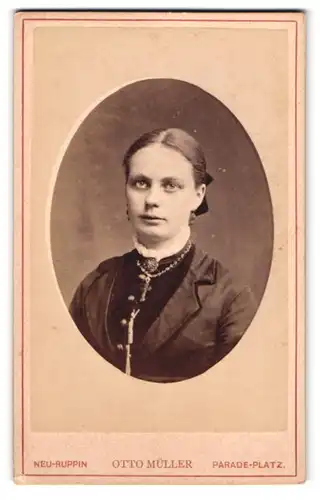 Fotografie Otto Müller, Neu-Ruppin, Parade-Platz, Brustportrait junge Dame mit Kragenbrosche und Kreuzkette