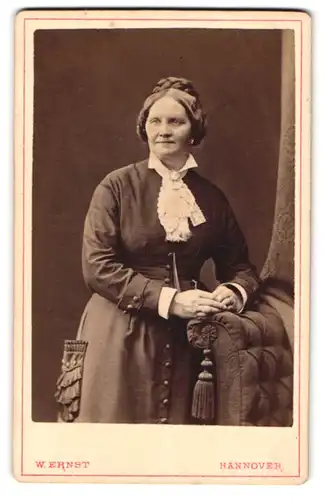 Fotografie Wilhelm Ernst, Hannover, Anger-Strasse 13 a, Portrait bürgerliche Dame im Kleid mit Hochsteckfrisur