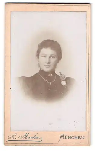 Fotografie A. Macher, München, Kreuzstrasse 10, Portrait junge Dame mit zurückgebundenem Haar