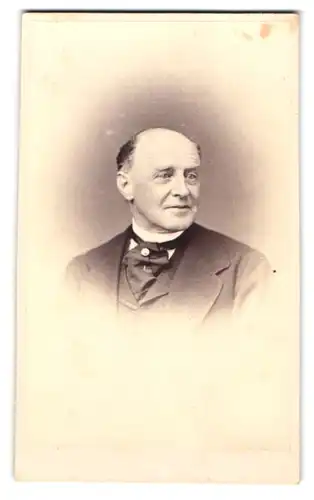 Fotografie Maths Hansen, Stockholm, Drottninggatan 5, Portrait älterer Herr im Anzug mit Krawatte