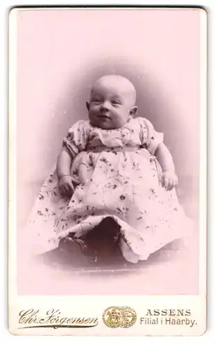 Fotografie Chr. Jörgensen, Assens, Torvet 10, Portrait süsses Baby im geblümten Kleid