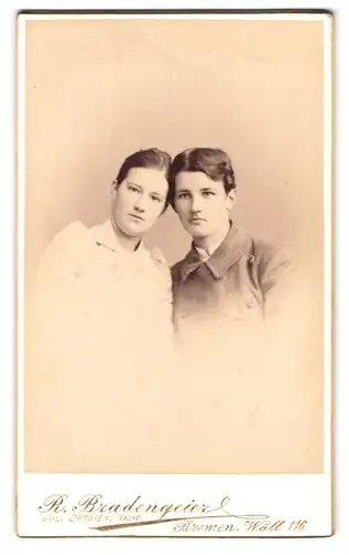 Fotografie R. Bradengeier, Bremen, Wall 116, Portrait junger Mann und junge Frau in modischer Kleidung