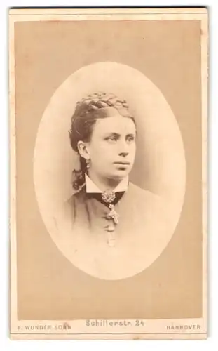 Fotografie F. Wunder Sohn, Hannover, Schillerstrasse 24, Brustportrait junge Dame mit Flechtfrisur und Kragenbrosche