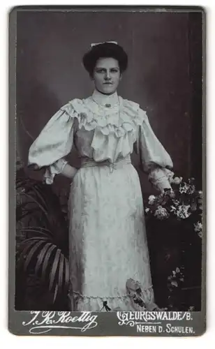 Fotografie J. R. Roettig, Georgswalde i. /B, Portrait junge Dame im hübschen Kleid