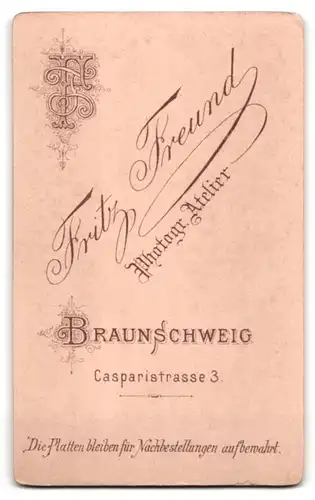 Fotografie Fritz Freund, Braunschweig, Casparistrasse 3, Portrait junge Dame mit Kragenbrosche und Kreuzkette
