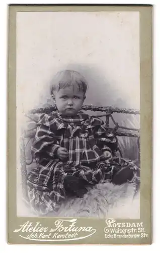 Fotografie Kurt Karstedt, Potsdam, Waisenstrasse 58, Portrait süsses Kleinkind im karierten Kleid