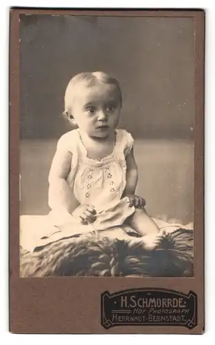 Fotografie Heinrich Schmorrde, Bernstadt, Portrait süsses Kleinkind im weissen Hemd