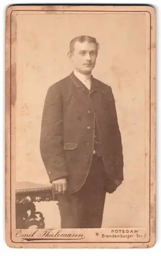 Fotografie Emil Thielmann, Potsdam, Brandenburger-Str. 7, Portrait junger Mann im Anzug mit Mittelscheitel