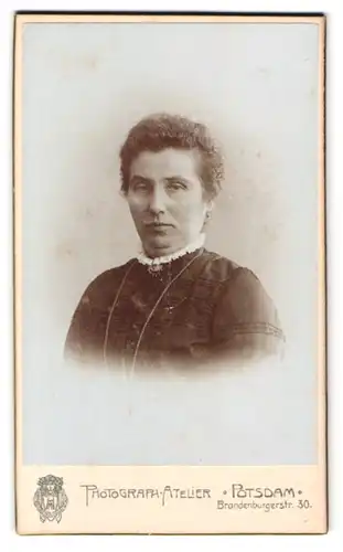 Fotografie Photograph. Atelier, Potsdam, Brandenburgerstr. 30, Portrait ältere Dame im Kleid mit Halskette und Locken