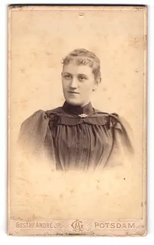 Fotografie Gustav Andre jr., Potsdam, Spandauer-Str. 34, Portrait Dame im Biedermeierkleid mit Locken