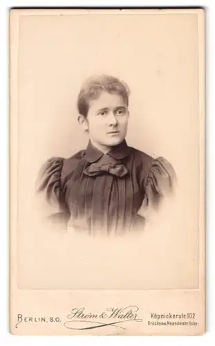 Fotografie Strom & Walter, Berlin, Köpenickerstr. 102, Portrait junge Frau im gerafften Kleid mit Schleife