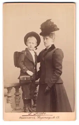 Fotografie P. Krabo, Frankfurt a. O., Regierungsstr. 13, Portrait Junge Hermann im Schuloutfit mit Ranzen samt Mutter