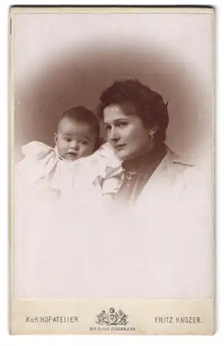 Fotografie Fritz Knozer, Wien, Alserstr. 53, Portrait Mutter zeigt stolz ihr Kind Walter mit 7 Monaten