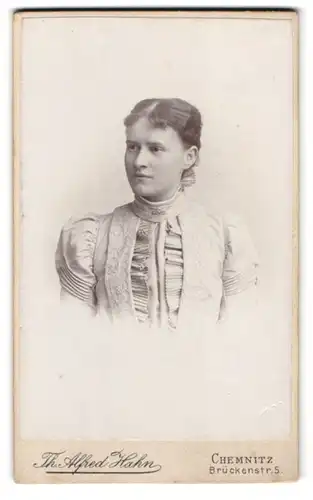 Fotografie Th. Alfred Hahn, Chemnitz, Brückenstr. 5, Portrait Dame Fanny Hänsel im weissen Kleid mit Mittelscheitel