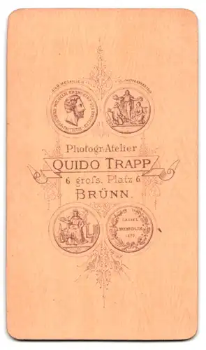 Fotografie Quido Trapp, Brünn, gross. Platz 6, Portrait Herr im Anzug mit Brille und Locken trägt Fliege